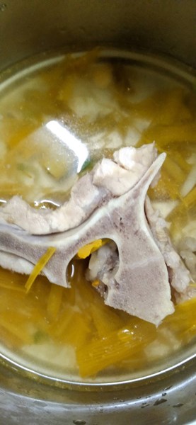 金針排骨湯