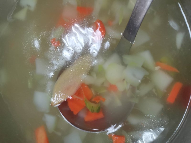 菜心雞骨湯
