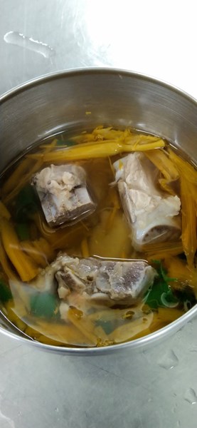 午餐-金針排骨湯