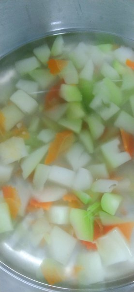 午餐-菜心雞骨湯
