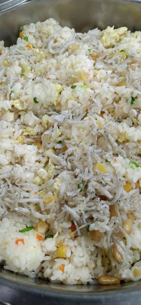 午餐-松子吻仔魚炒飯