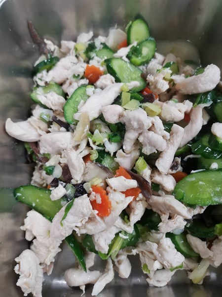 午餐--鹽水小瓜雞絲