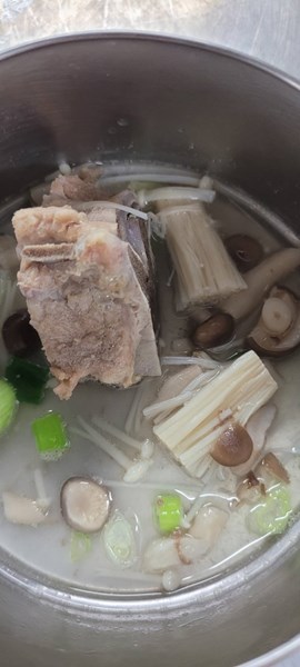 午餐--菇菇排骨湯