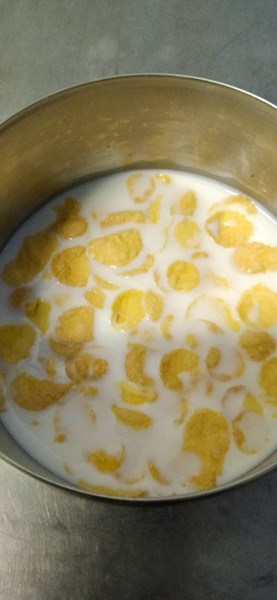 午點--穀類脆片+鮮奶