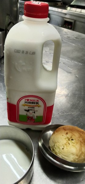 午點--麵包加鮮奶