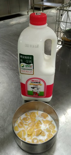早點--穀類脆片+鮮奶