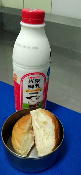午點~麵包+牛奶