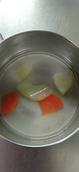 午餐--黃瓜雞骨湯