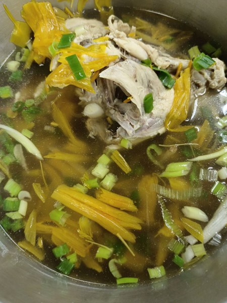 午餐--金針雞骨湯