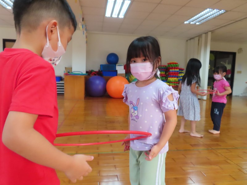 用肚子頂住呼拉圈不要讓它掉下來