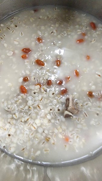 早點--枸杞薏仁排骨湯