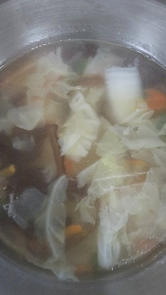 午餐--包白什錦湯