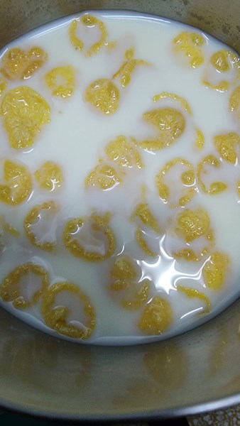 午點--穀類脆片+牛奶