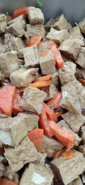 午餐--紅蘿滷油腐