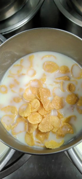 午點--穀類脆片+牛奶