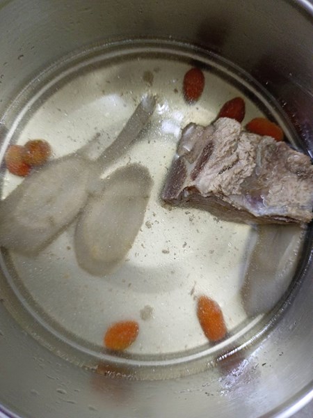 午餐--牛蒡排骨湯