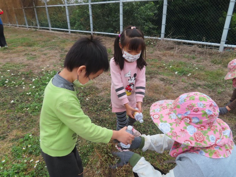 送水給辛苦幫我們除雜草的阿姨