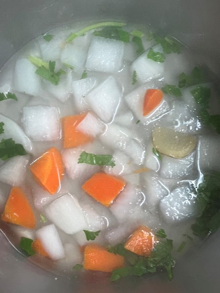 午餐--雙色蘿蔔湯