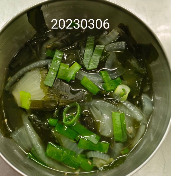 午餐--洋蔥海芽湯