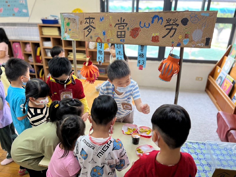 大排長龍的麥當勞