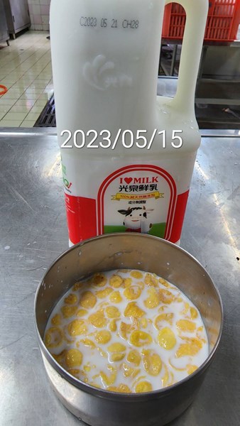 早點--穀類脆片+鮮奶