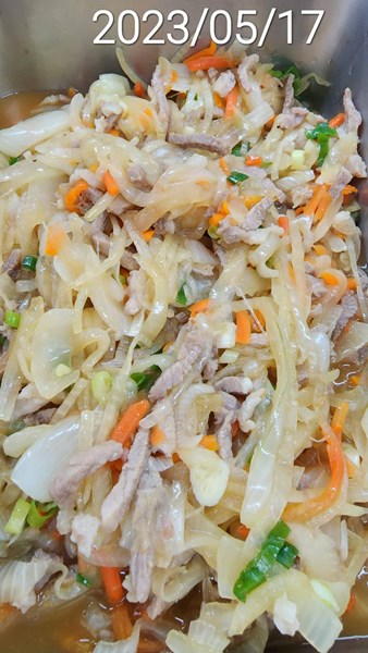 午餐--洋蔥燜肉絲
