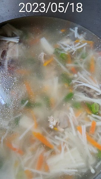 午餐--金菇排骨湯