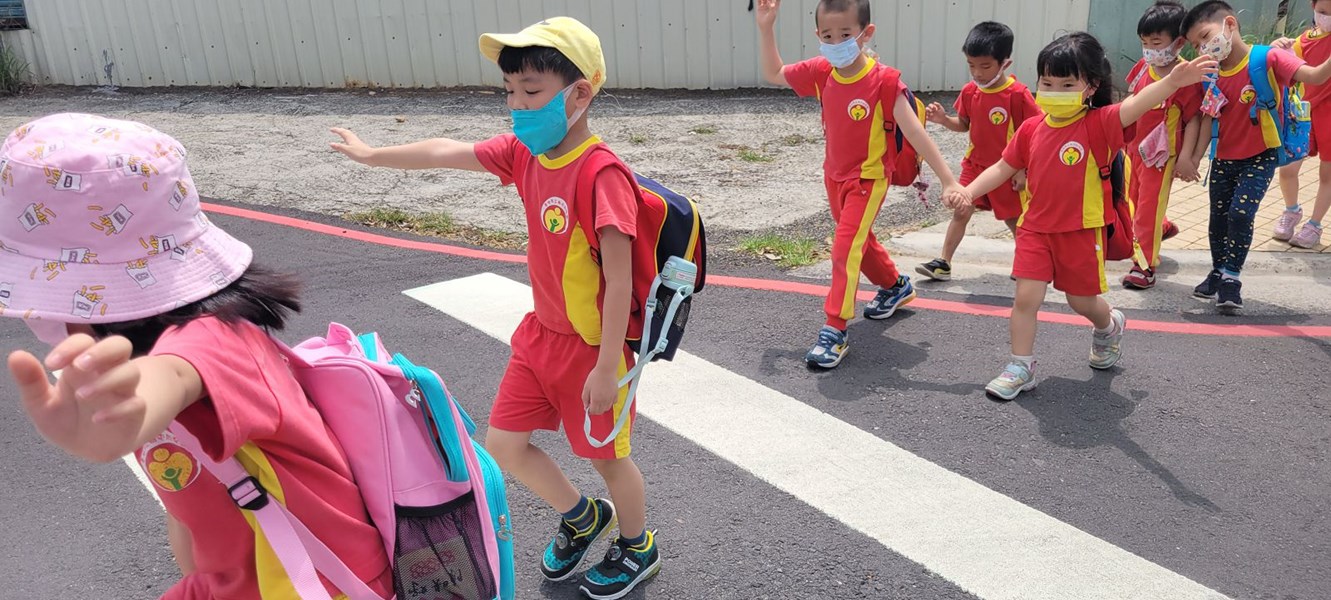 過馬路舉起手增加自己被車子看到的高度