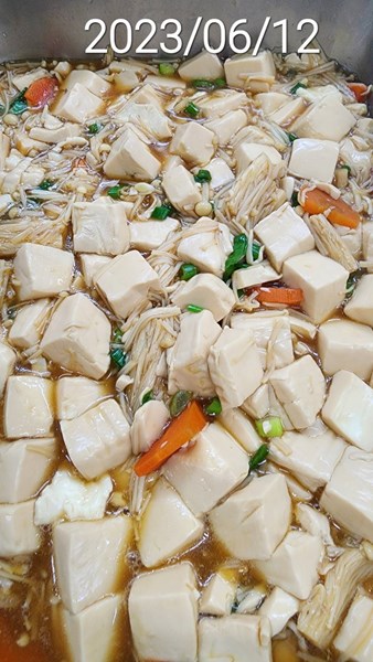 午餐--金針菇豆腐燒