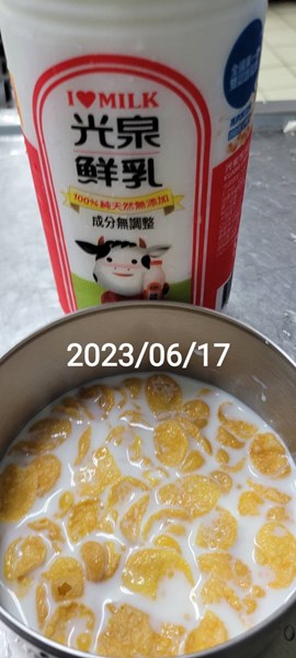 早點--穀類脆片+鮮奶